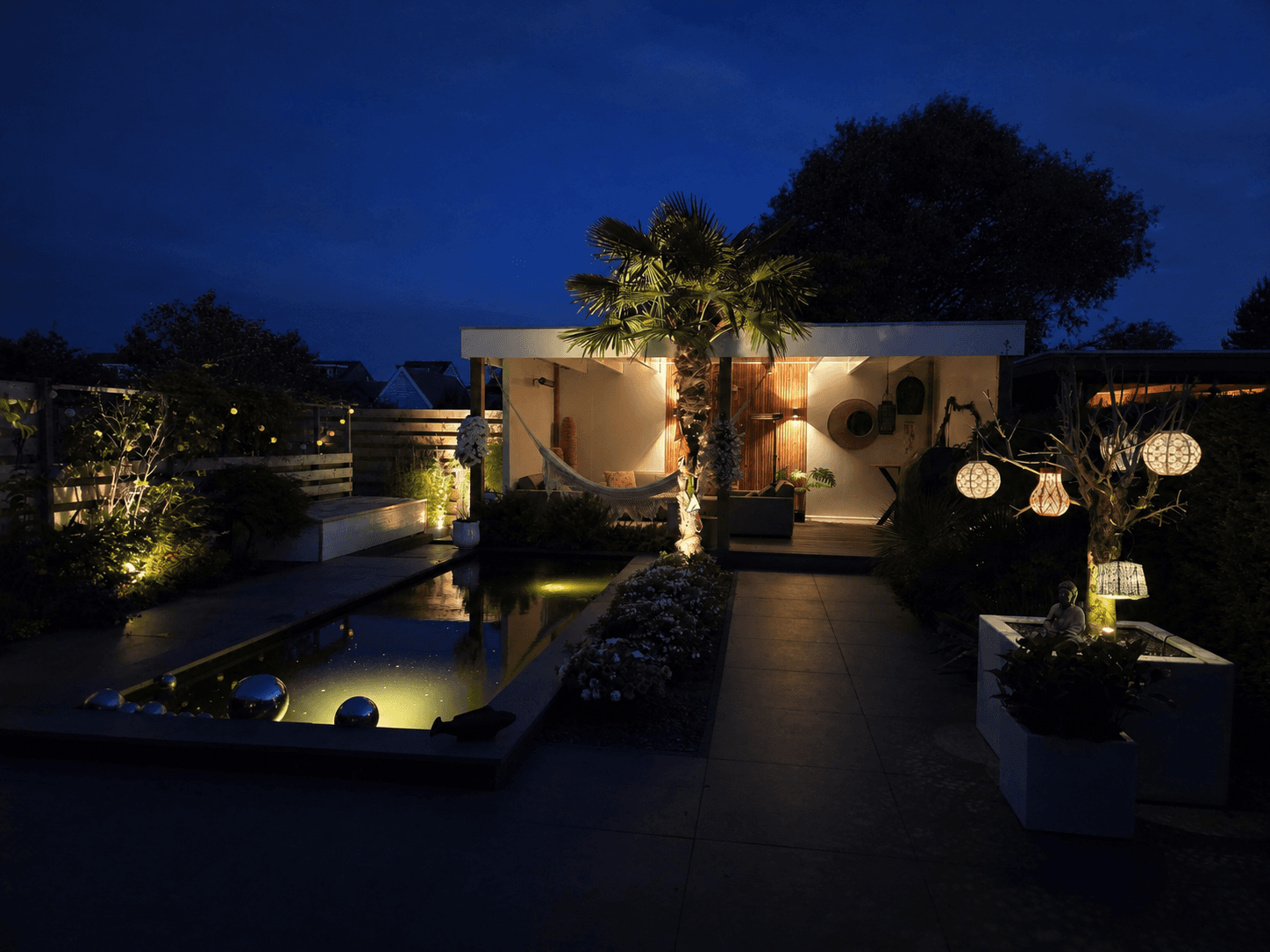 Tuin in de avond met sfeerverlichting